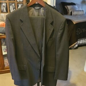 Jos. A. Bank Men's Dark Charcoal Gray Two-Button 2 Piece Suit